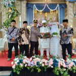 mbminvestigasi.com | Tanam Harapan Bersama, Kapolsek Tualang Berikan Bibit Pohon di Momen Pernikahan