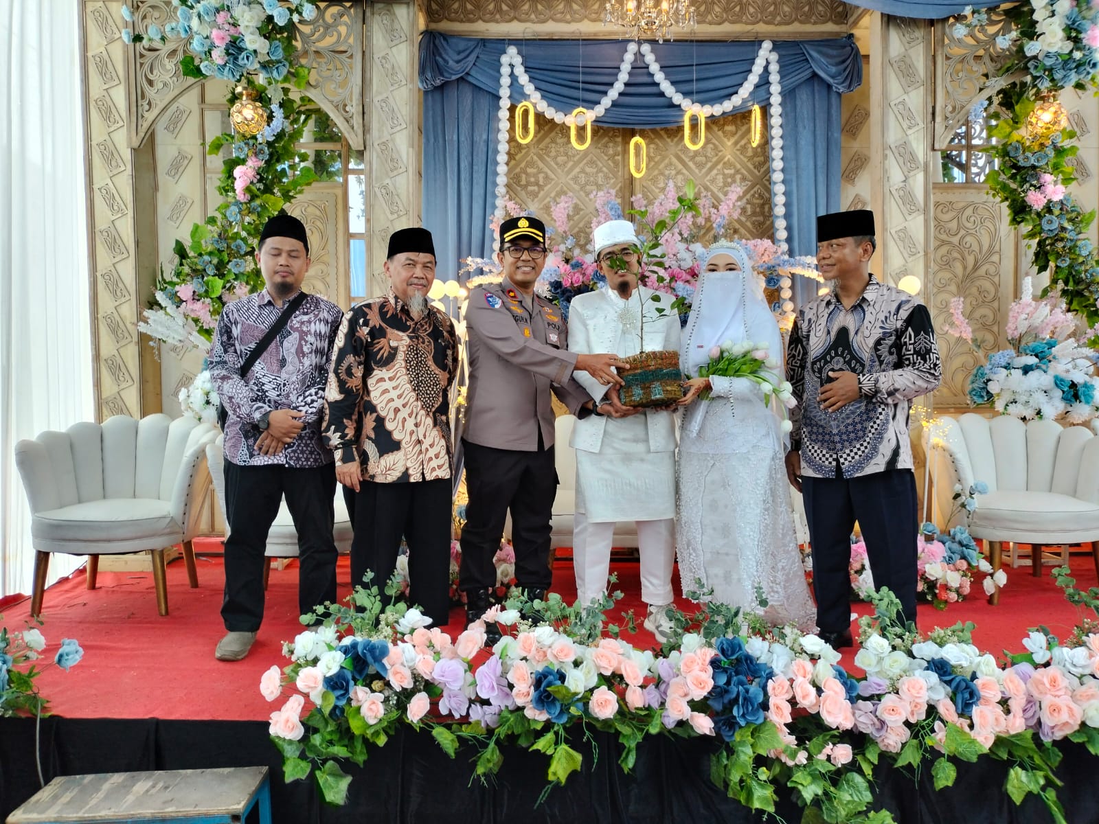 mbminvestigasi.com | Tanam Harapan Bersama, Kapolsek Tualang Berikan Bibit Pohon di Momen Pernikahan