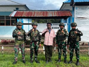 mbminvestigasi.com | Binter TNI Anak Papua Cerdas Satgas Yonif 521/DY Bagikan Buku Tulis untuk Tingkatkan Minat Belajar Siswa SD di Distrik Kelila