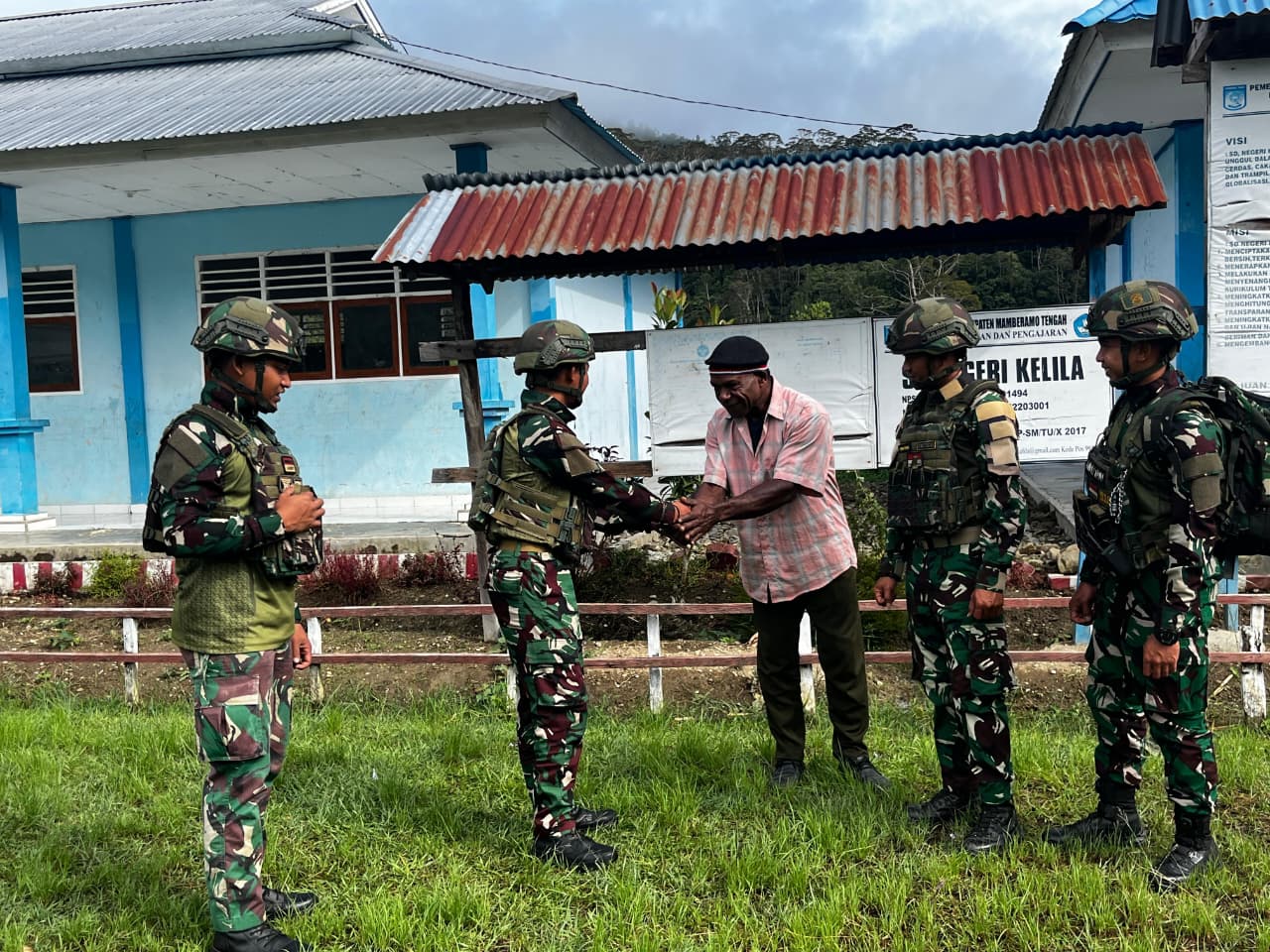 mbminvestigasi.com | Binter TNI Anak Papua Cerdas Satgas Yonif 521/DY Bagikan Buku Tulis untuk Tingkatkan Minat Belajar Siswa SD di Distrik Kelila