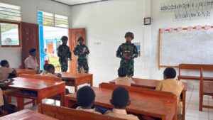 mbminvestigasi.com | Binter TNI Anak Papua Cerdas Satgas Yonif 521/DY Bagikan Buku Tulis untuk Tingkatkan Minat Belajar Siswa SD di Distrik Kelila