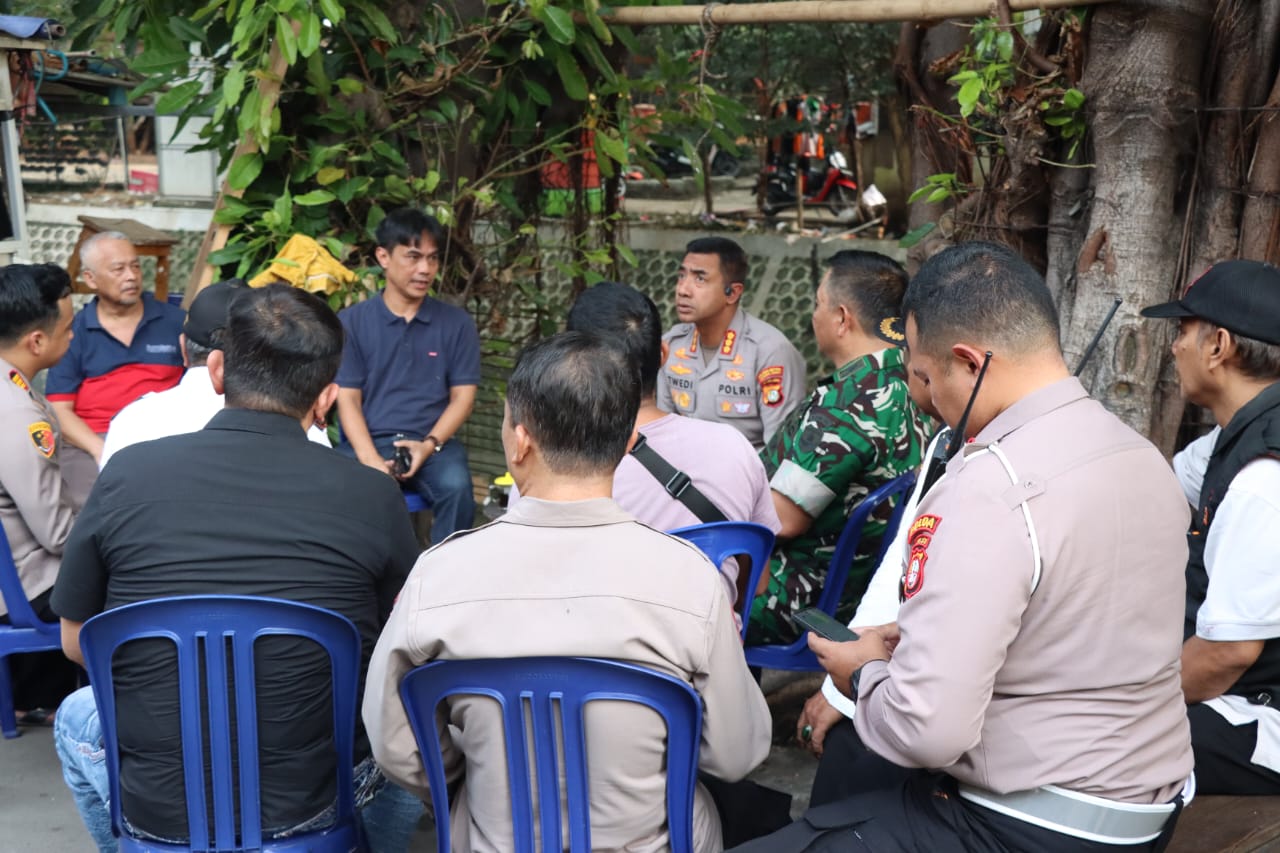 mbminvestigasi.com | Kapolres Jakbar Sambangi Warga Angke Lewat Program Jaga Jakarta+ On The Spot