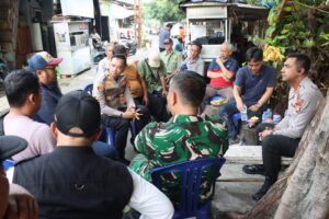 mbminvestigasi.com | Kapolres Jakbar Sambangi Warga Angke Lewat Program Jaga Jakarta+ On The Spot mbminvestigasi.com | Kapolres Jakbar Sambangi Warga Angke Lewat Program Jaga Jakarta+ On The Spot