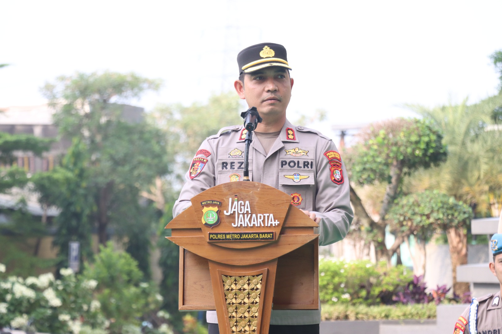 mbminvestigasi.com | Wakapolres Metro Jakbar Akbp Rezi Dharmawan Pimpin Apel, Ingatkan Anggota Tetap Humanis dan Profesional