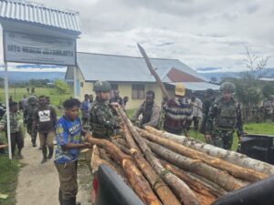 mbminvestigasi.com | Perkuat Kebersamaan dengan Masyarakat, Satgas Yonif 521/DY Gotong Royong Pembangunan Pagar Pondok Pesantren Al Istiqomah di Walesi mbminvestigasi.com | Perkuat Kebersamaan dengan Masyarakat, Satgas Yonif 521/DY Gotong Royong Pembangunan Pagar Pondok Pesantren Al Istiqomah di Walesi