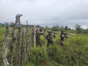 mbminvestigasi.com | Perkuat Kebersamaan dengan Masyarakat, Satgas Yonif 521/DY Gotong Royong Pembangunan Pagar Pondok Pesantren Al Istiqomah di Walesi mbminvestigasi.com | Perkuat Kebersamaan dengan Masyarakat, Satgas Yonif 521/DY Gotong Royong Pembangunan Pagar Pondok Pesantren Al Istiqomah di Walesi