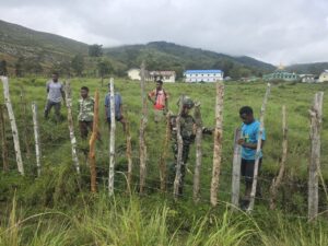 mbminvestigasi.com | Perkuat Kebersamaan dengan Masyarakat, Satgas Yonif 521/DY Gotong Royong Pembangunan Pagar Pondok Pesantren Al Istiqomah di Walesi mbminvestigasi.com | Perkuat Kebersamaan dengan Masyarakat, Satgas Yonif 521/DY Gotong Royong Pembangunan Pagar Pondok Pesantren Al Istiqomah di Walesi