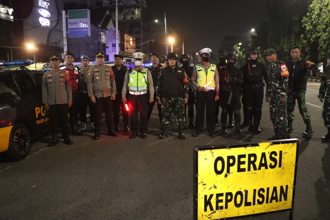 mbminvestigasi.com | Patroli Jumat Dini Hari Polres Jakbar Jaga Keamanan Warga, Situasi Wilayah Tetap Kondusif mbminvestigasi.com | Patroli Jumat Dini Hari Polres Jakbar Jaga Keamanan Warga, Situasi Wilayah Tetap Kondusif