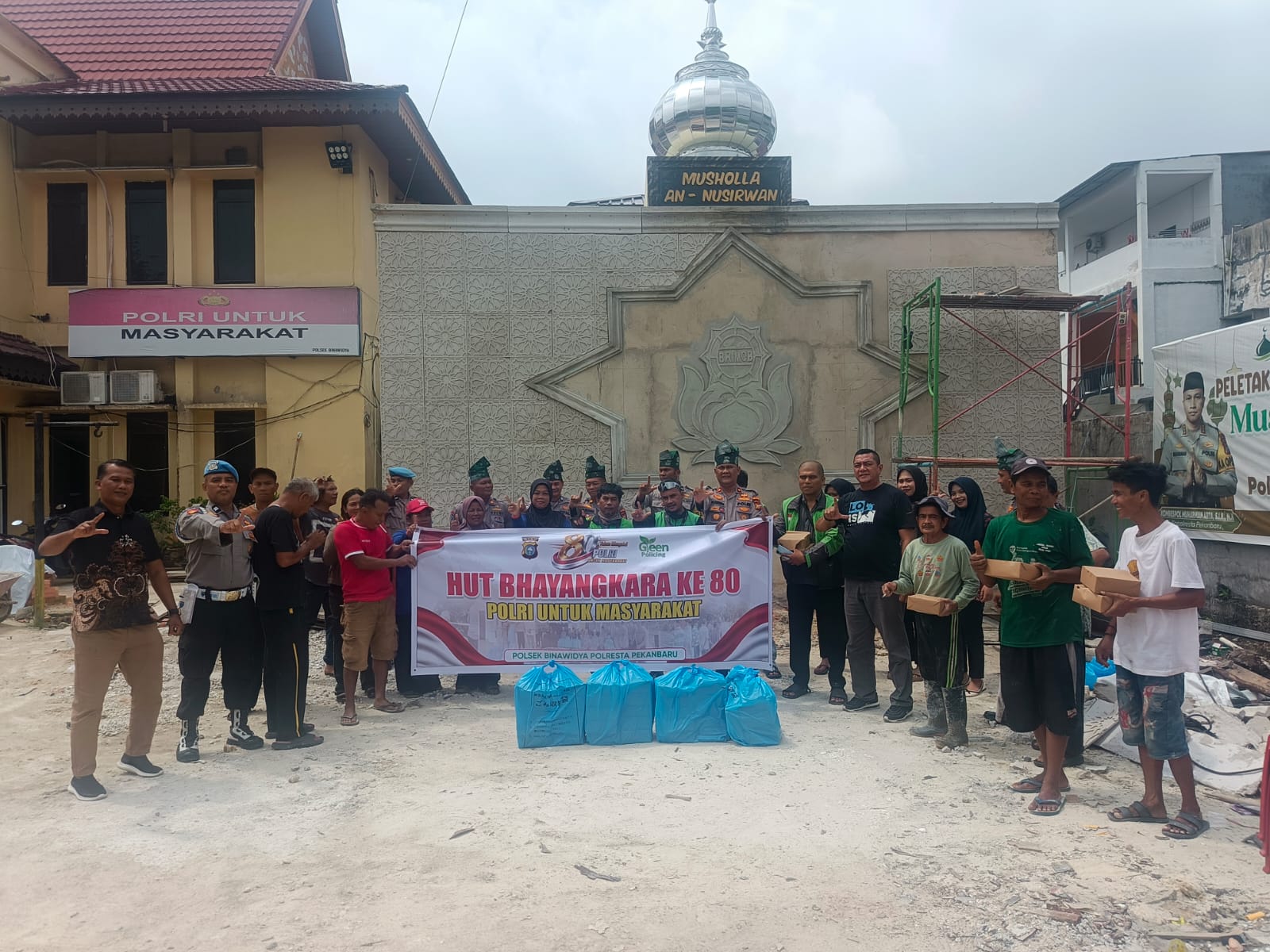 mbminvestigasi.com | Polsek Binawidya melaksanakan giat jum'at berkah Berbagi Makanan di polsek binawidya dengan tema "Polri untuk masyarakat dalam rangka Hut Polri ke 80. mbminvestigasi.com | Polsek Binawidya melaksanakan giat jum'at berkah Berbagi Makanan di polsek binawidya dengan tema "Polri untuk masyarakat dalam rangka Hut Polri ke 80.