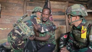 mbminvestigasi.com | Pererat Kemanunggalan TNI-Rakyat, Satgas Yonif 521/DY Gelar Kunjungan dan Pengobatan Gratis di Distrik Eragayam