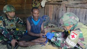 mbminvestigasi.com | Pererat Kemanunggalan TNI-Rakyat, Satgas Yonif 521/DY Gelar Kunjungan dan Pengobatan Gratis di Distrik Eragayam