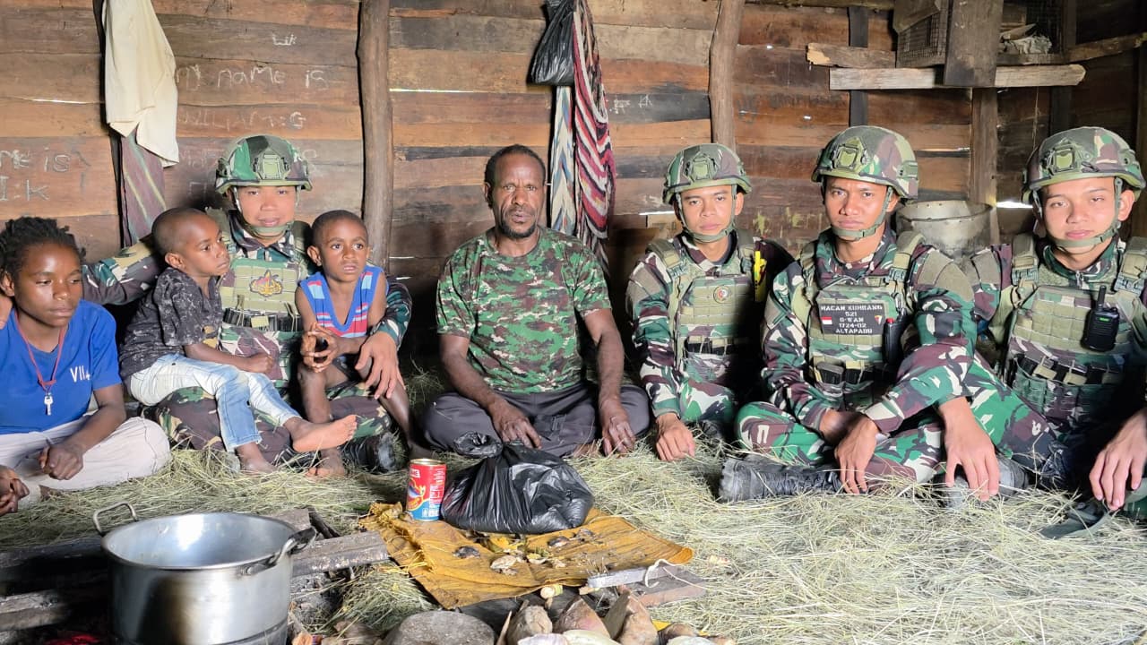 mbminvestigasi.com | Pererat Kemanunggalan TNI-Rakyat, Satgas Yonif 521/DY Gelar Kunjungan dan Pengobatan Gratis di Distrik Eragayam