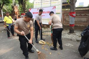 mbminvestigasi.com | Sambut Hari Bhayangkara ke-80, Polres Metro Jakarta Barat Gelar Bakti Religi Bersih Bersih di Tempat Ibadah Lintas Agama mbminvestigasi.com | Sambut Hari Bhayangkara ke-80, Polres Metro Jakarta Barat Gelar Bakti Religi Bersih Bersih di Tempat Ibadah Lintas Agama