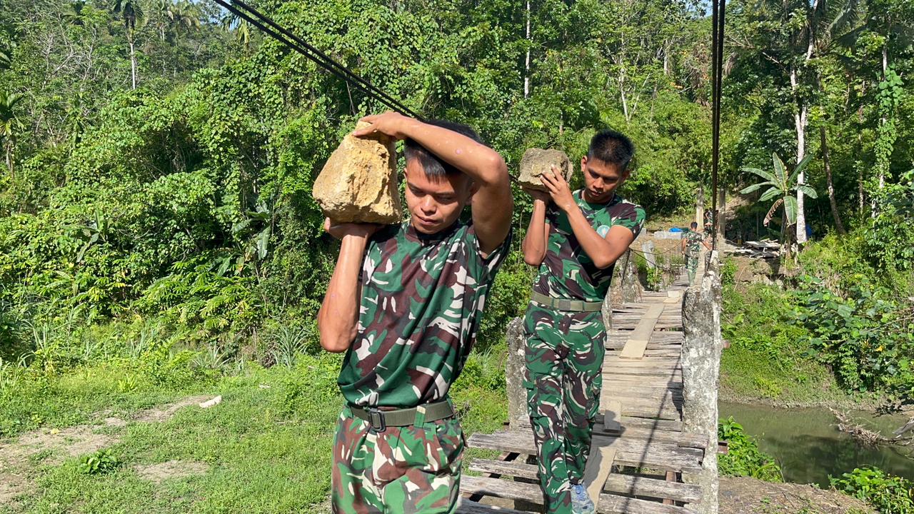 mbminvestigasi.com | Bakti TNI untuk Rakyat, Pembangunan Jembatan Gantung Sungai Sowu di Gunungsitoli Capai 50,5 Persen mbminvestigasi.com | Bakti TNI untuk Rakyat, Pembangunan Jembatan Gantung Sungai Sowu di Gunungsitoli Capai 50,5 Persen