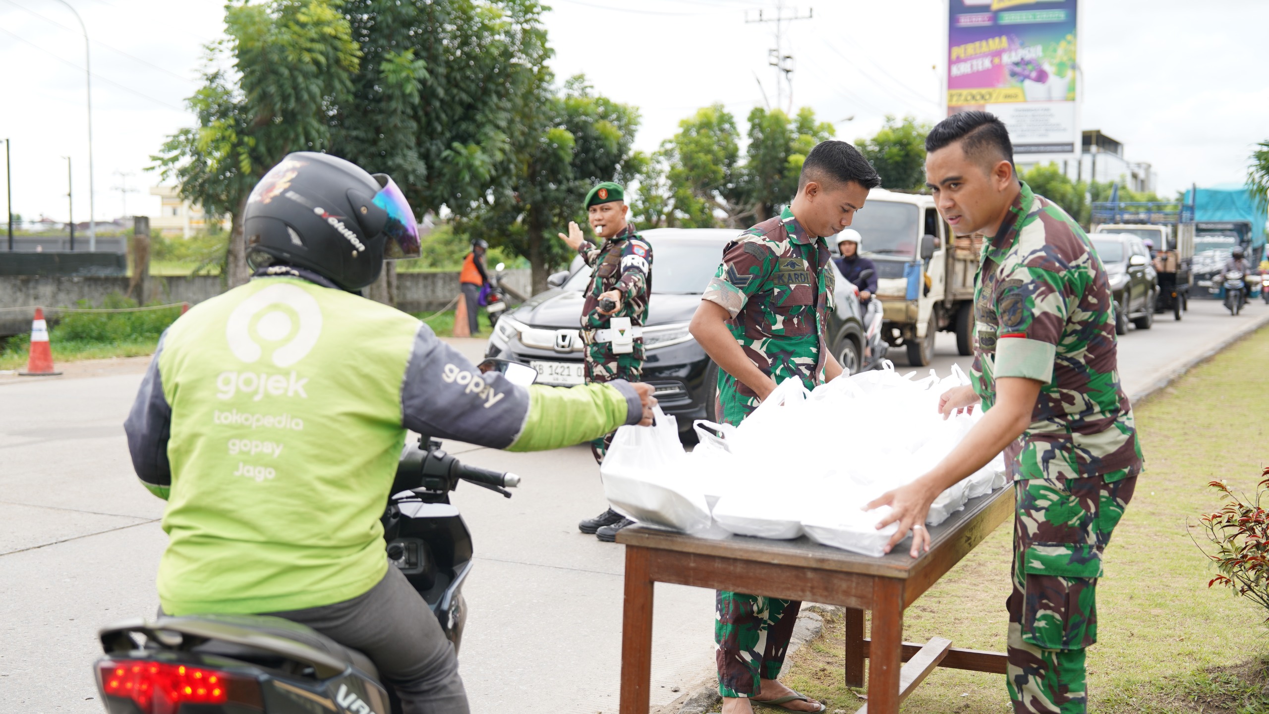 mbminvestigasi.com | Wujud Kepedulian Sesama, Kodam XII/Tpr Bagikan Nasi Kotak dalam Aksi Jumat Berkah