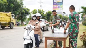 mbminvestigasi.com | Wujud Kepedulian Sesama, Kodam XII/Tpr Bagikan Nasi Kotak dalam Aksi Jumat Berkah