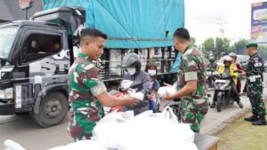 mbminvestigasi.com | Wujud Kepedulian Sesama, Kodam XII/Tpr Bagikan Nasi Kotak dalam Aksi Jumat Berkah