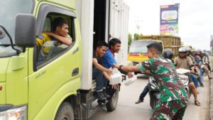 mbminvestigasi.com | Wujud Kepedulian Sesama, Kodam XII/Tpr Bagikan Nasi Kotak dalam Aksi Jumat Berkah