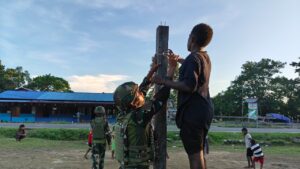 mbminvestigasi.com | Papua Cerdas dan Sehat, Satgas Yonif 521/DY Berikan Bantuan Sarana Olahraga dan Buku Tulis bagi Pemuda serta Anak-Anak Kampung Muaranawa mbminvestigasi.com | Papua Cerdas dan Sehat, Satgas Yonif 521/DY Berikan Bantuan Sarana Olahraga dan Buku Tulis bagi Pemuda serta Anak-Anak Kampung Muaranawa