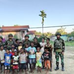 mbminvestigasi.com | Papua Cerdas dan Sehat, Satgas Yonif 521/DY Berikan Bantuan Sarana Olahraga dan Buku Tulis bagi Pemuda serta Anak-Anak Kampung Muaranawa