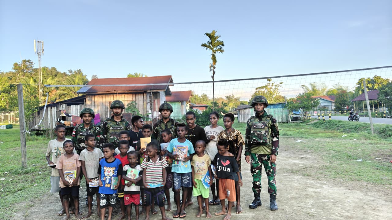 mbminvestigasi.com | Papua Cerdas dan Sehat, Satgas Yonif 521/DY Berikan Bantuan Sarana Olahraga dan Buku Tulis bagi Pemuda serta Anak-Anak Kampung Muaranawa