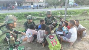mbminvestigasi.com | Papua Cerdas dan Sehat, Satgas Yonif 521/DY Berikan Bantuan Sarana Olahraga dan Buku Tulis bagi Pemuda serta Anak-Anak Kampung Muaranawa mbminvestigasi.com | Papua Cerdas dan Sehat, Satgas Yonif 521/DY Berikan Bantuan Sarana Olahraga dan Buku Tulis bagi Pemuda serta Anak-Anak Kampung Muaranawa