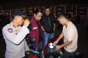 mbminvestigasi.com | Wakapolres Jakbar Turun Langsung Pantau Razia Kejahatan Jalanan dan Patroli Mobile