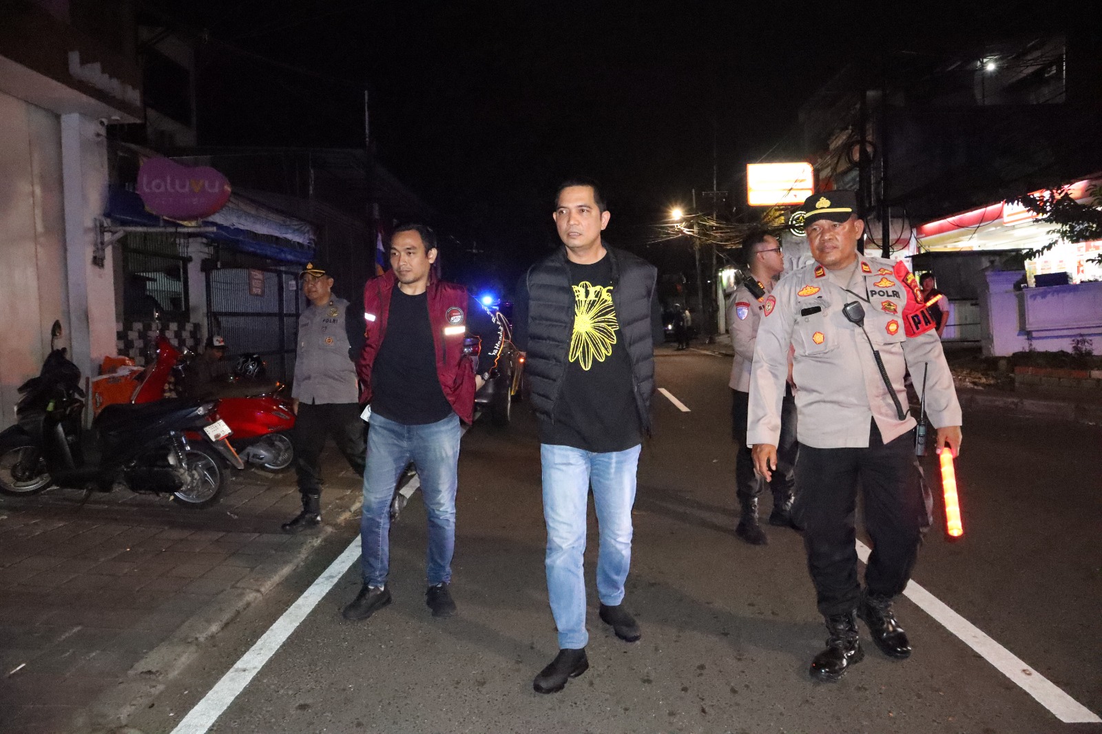 mbminvestigasi.com | Wakapolres Jakbar Turun Langsung Pantau Razia Kejahatan Jalanan dan Patroli Mobile