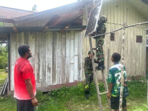 mbminvestigasi.com | Hadirkan Terang di Pedalaman Papua, Satgas Yonif 521/DY Gelar Anjangsana Bantu Pemasangan Instalasi Panel Surya bagi Warga Apalapsili