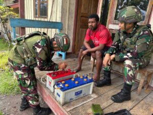 mbminvestigasi.com | Hadirkan Terang di Pedalaman Papua, Satgas Yonif 521/DY Gelar Anjangsana Bantu Pemasangan Instalasi Panel Surya bagi Warga Apalapsili