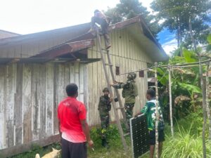 mbminvestigasi.com | Hadirkan Terang di Pedalaman Papua, Satgas Yonif 521/DY Gelar Anjangsana Bantu Pemasangan Instalasi Panel Surya bagi Warga Apalapsili