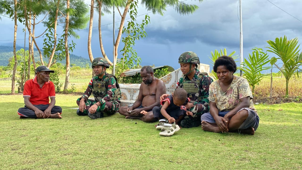 mbminvestigasi.com | Kepedulian dan Kebersamaan di Tanah Papua, Satgas Yonif 521/DY Pererat Silaturahmi dengan Warga Distrik Elelim