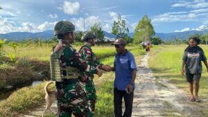 mbminvestigasi.com | Kepedulian dan Kebersamaan di Tanah Papua, Satgas Yonif 521/DY Pererat Silaturahmi dengan Warga Distrik Elelim
