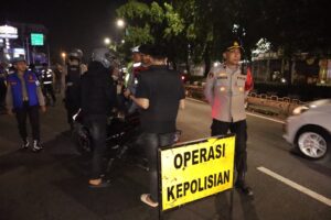 mbminvestigasi.com | Pamenwas Polres Metro Jakarta Barat Pimpin Apel Patroli Skala Sedang dan Razia Stasioner Wujudkan Rasa Aman Masyarakat di Tengah Malam