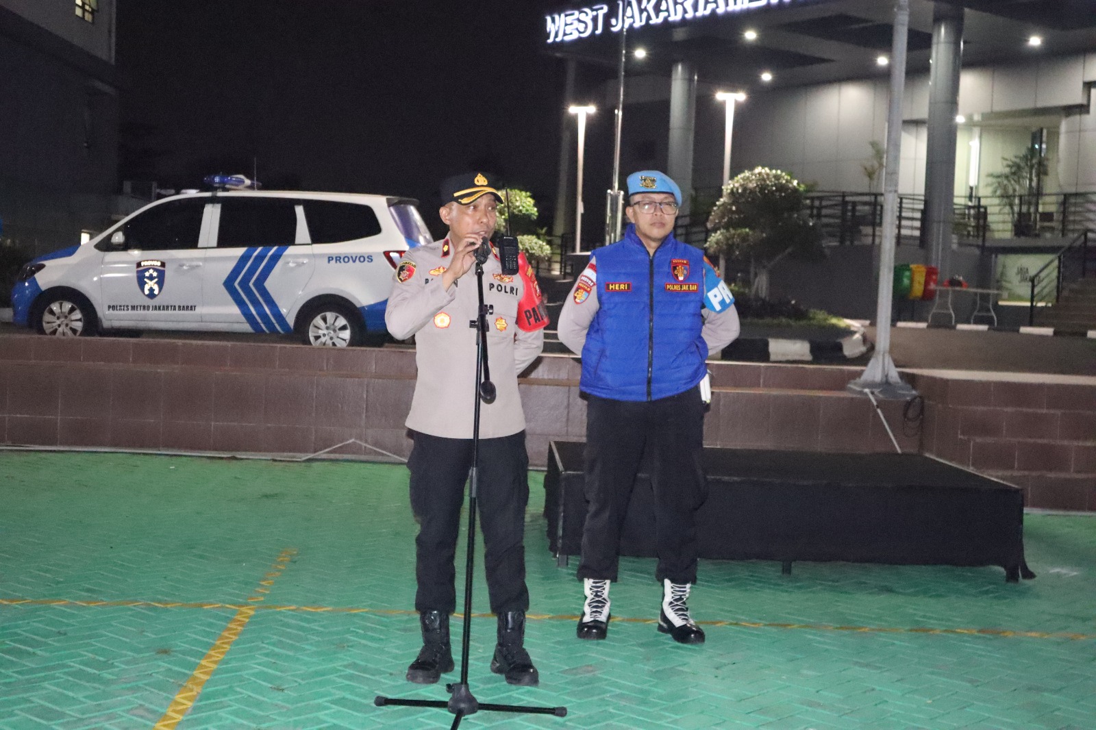 mbminvestigasi.com | Pamenwas Polres Metro Jakarta Barat Pimpin Apel Patroli Skala Sedang dan Razia Stasioner Wujudkan Rasa Aman Masyarakat di Tengah Malam
