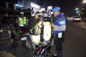 mbminvestigasi.com | Pamenwas Polres Metro Jakarta Barat Pimpin Apel Patroli Skala Sedang dan Razia Stasioner Wujudkan Rasa Aman Masyarakat di Tengah Malam