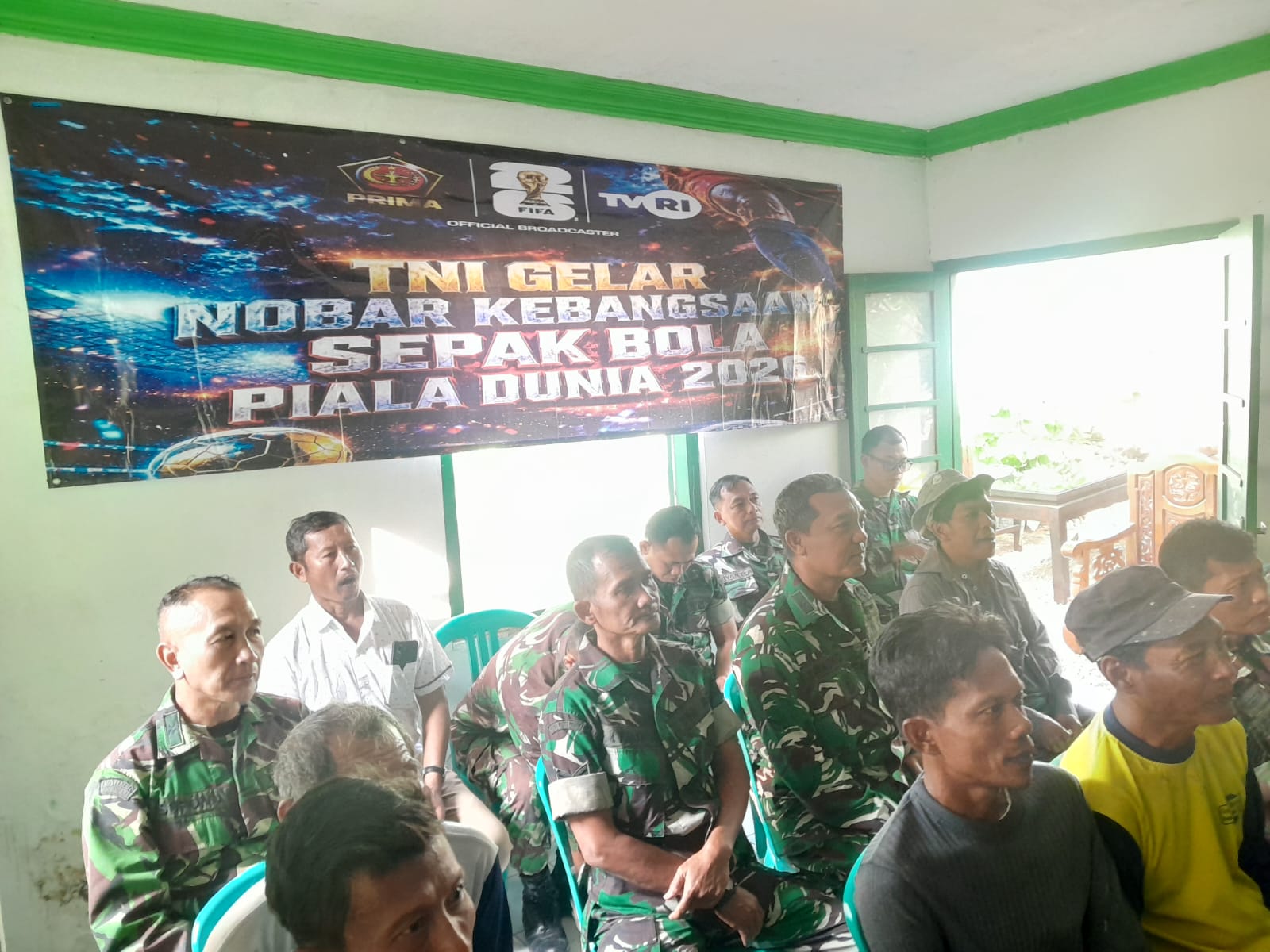 mbminvestigasi.com | Demam Piala Dunia Satukan TNI dan Warga, Koramil Jajaran Kodim Sragen Dipadati Penonton Nobar