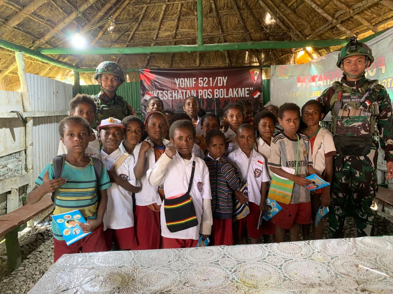 mbminvestigasi.com | Anak Papua Sehat dan Cerdas, Satgas Yonif 521/DY Tanamkan Pola Hidup Sehat Sejak Dini Melalui Edukasi dan Pemeriksaan Kesehatan di Bolakme