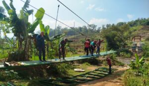 mbminvestigasi.com | Pembangunan Jembatan Perintis Garuda Di Girimarto Masuki Tahap Pemasangan Pagar