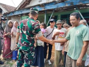 mbminvestigasi.com | Patroli Wilayah dan Komsos, Bati Bakti TNI Koramil 04/Teras Perkuat Sinergi Keamanan dengan Security PT So Good Food