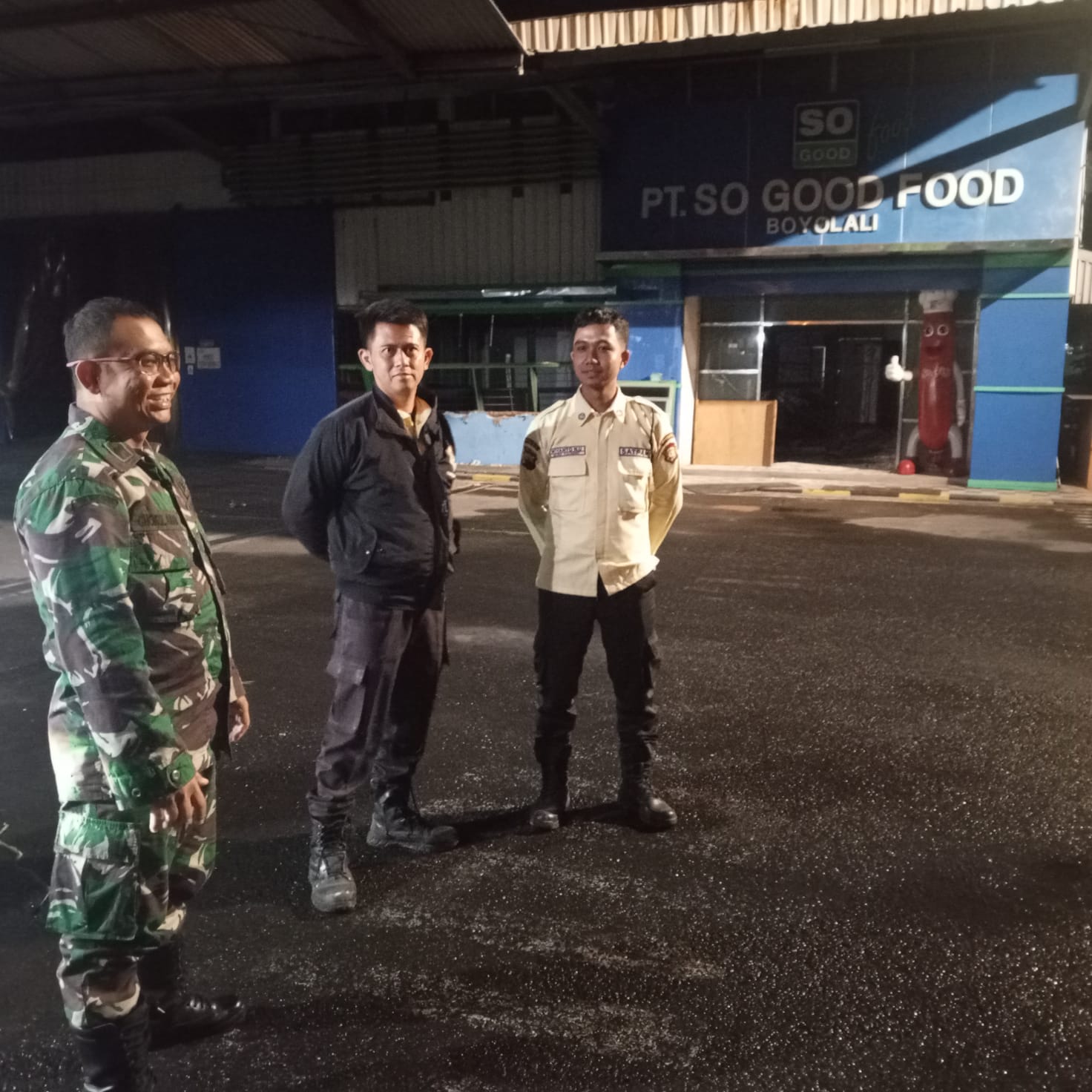 mbminvestigasi.com | Patroli Wilayah dan Komsos, Bati Bakti TNI Koramil 04/Teras Perkuat Sinergi Keamanan dengan Security PT So Good Food