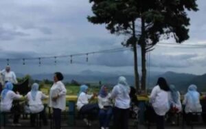 mbminvestigasi.com | Ketua Persit KCK Cabang LXI Kodim 0307/TD Dampingi Ibu Pangdam Jelajahi Pesona Nagari Tuo Pariangan