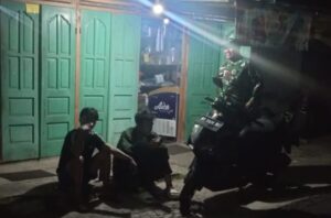mbminvestigasi.com | Patroli Malam, Anggota Koramil Manyaran Sempatkan Komsos Dengan Warga