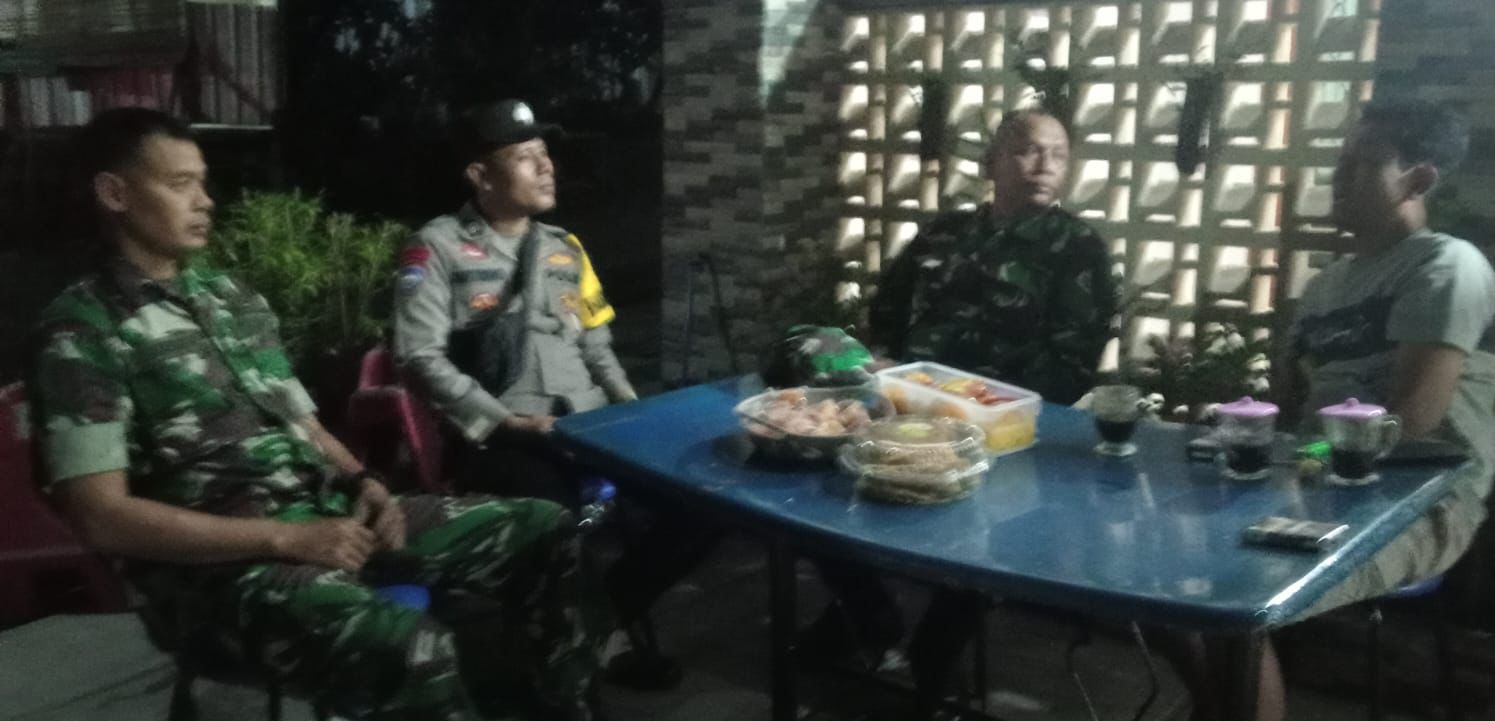 mbminvestigasi.com | Patroli Malam, Anggota Koramil Manyaran Sempatkan Komsos Dengan Warga
