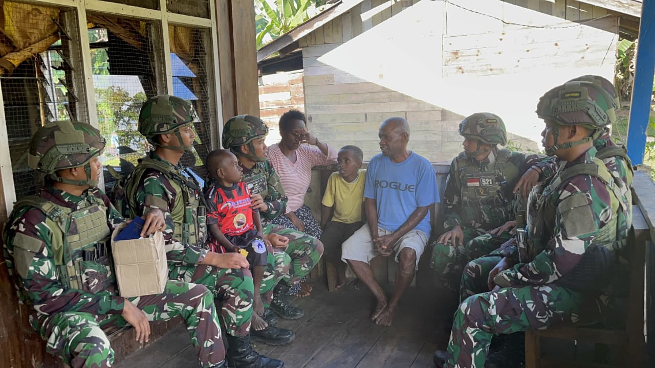 mbminvestigasi.com | Asah, Asih, Asuh di Tanah Papua, Satgas Yonif 521/DY Perbaiki Pintu yang Rusak dan Berikan Bantuan Kitab Suci kepada Tokoh Agama di Kobakma