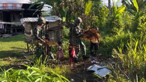 mbminvestigasi.com | Asah, Asih, Asuh di Tanah Papua, Satgas Yonif 521/DY Perbaiki Pintu yang Rusak dan Berikan Bantuan Kitab Suci kepada Tokoh Agama di Kobakma