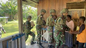 mbminvestigasi.com | Asah, Asih, Asuh di Tanah Papua, Satgas Yonif 521/DY Perbaiki Pintu yang Rusak dan Berikan Bantuan Kitab Suci kepada Tokoh Agama di Kobakma