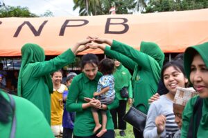mbminvestigasi.com | Sentuhan Kasih Persit: Ny. Dewi Binsar Kunjungi Korban Gempa dan Salurkan Bantuan