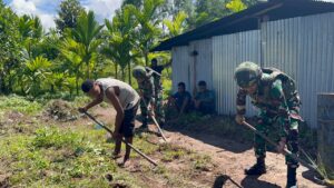 mbminvestigasi.com | Kebersamaan di Tanah Papua, Satgas Yonif 521/DY Gotong Royong Bersihkan Lingkungan Rumah Warga di Distrik Elelim