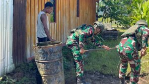 mbminvestigasi.com | Kebersamaan di Tanah Papua, Satgas Yonif 521/DY Gotong Royong Bersihkan Lingkungan Rumah Warga di Distrik Elelim